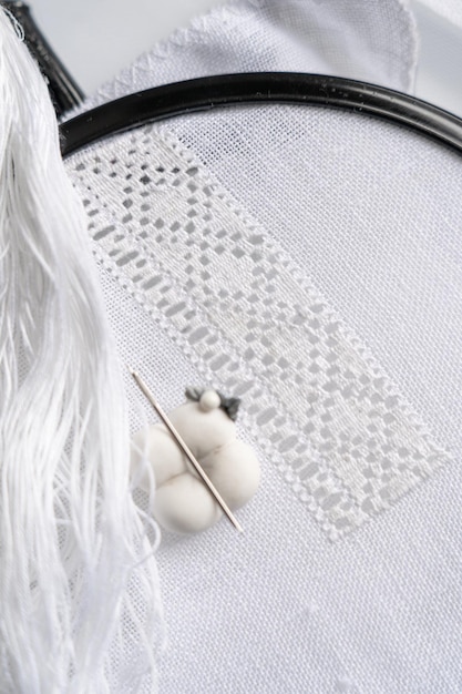 haftowany wzór na płótnie