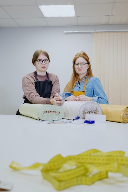 dwie osoby haftujące